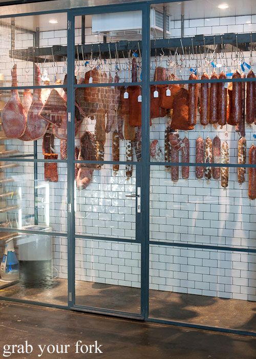 Kuru dinlendirme (dry-aged) et dolabı